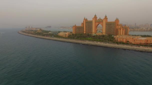 Dubai, Förenade Arabemiraten, 20 augusti 2017. Flygfoto över lyxiga hotell Atlantis the Palm. Solnedgång. 4k — Stockvideo