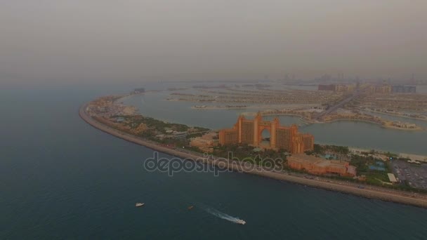 Dubai, Birleşik Arap Emirlikleri, 20 Ağustos 2017. Lüks hotel Atlantis the Palm hava görünümünü. Gün batımı. 4k — Stok video