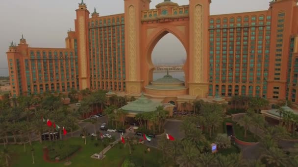 Dubai, Verenigde Arabische Emiraten, 20 augustus 2017. Luchtfoto van luxe hotel Atlantis de Palm. Zonsondergang. 4k — Stockvideo