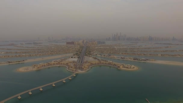 迪拜，阿拉伯联合酋长国，2017 年 8 月 20 日。朱美拉棕榈岛和豪华酒店亚特兰蒂斯的鸟瞰图。迪拜。日落。4 k — 图库视频影像