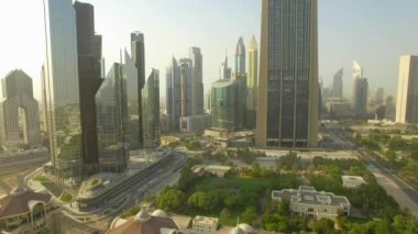 Hava. Gökdelenler Dubai mali ilçe şehir üzerinde. 4k.