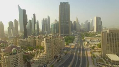 Hava. Gökdelenler Dubai mali ilçe şehir üzerinde. 4k.