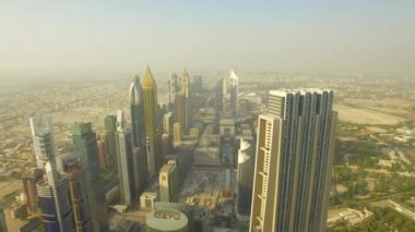 Hava. Gökdelenler Dubai mali ilçe şehir üzerinde. 4k.