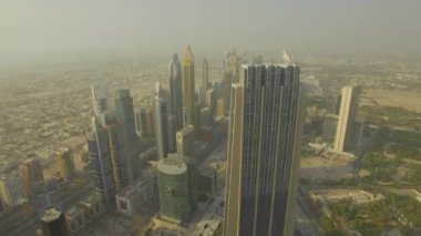 Hava. Gökdelenler Dubai mali ilçe şehir üzerinde. 4k.