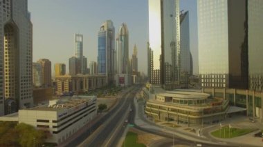 Hava. Gökdelenler Dubai mali ilçe şehir üzerinde. 4k.