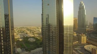 Hava. Gökdelenler Dubai mali ilçe şehir üzerinde. 4k.
