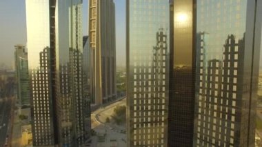 Hava. Gökdelenler Dubai mali ilçe şehir üzerinde. 4k.