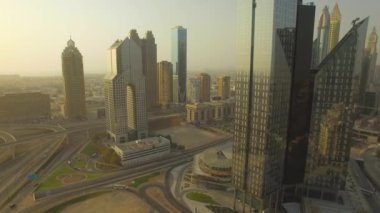 Hava. Gökdelenler Dubai mali ilçe şehir üzerinde. 4k.