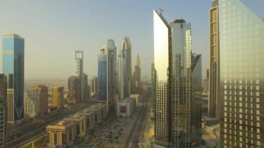 Hava. Gökdelenler Dubai mali ilçe şehir üzerinde. 4k.