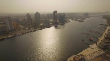 Hava. Dubai Creek. Birleşik Arap Emirlikleri tarihi merkezi. Güneş doğuyor. 4k