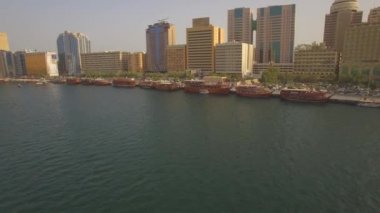 Hava. Dubai Creek. Birleşik Arap Emirlikleri tarihi merkezi. Güneş doğuyor. 4k