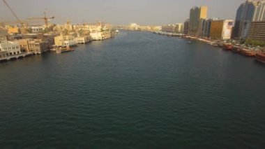 Hava. Dubai Creek. Birleşik Arap Emirlikleri tarihi merkezi. Güneş doğuyor. 4k