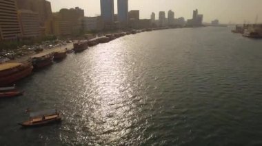 Hava. Dubai Creek. Birleşik Arap Emirlikleri tarihi merkezi. Güneş doğuyor. 4k