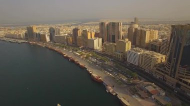 Hava. Dubai Creek. Birleşik Arap Emirlikleri tarihi merkezi. Güneş doğuyor. 4k