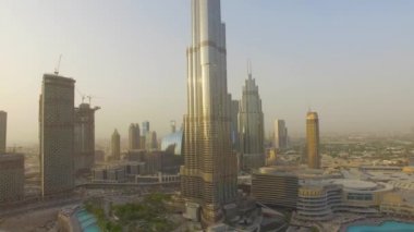 Hava. Burj Dubai dünyanın en yüksek gökdelen. Kamera sinekler ileri.