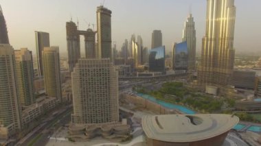 Hava. Gökdelenler Dubai mali ilçe şehir üzerinde. 4k.