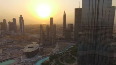 Hava. Burj Dubai dünyanın en yüksek gökdelen. Kamera sinekler ileri.