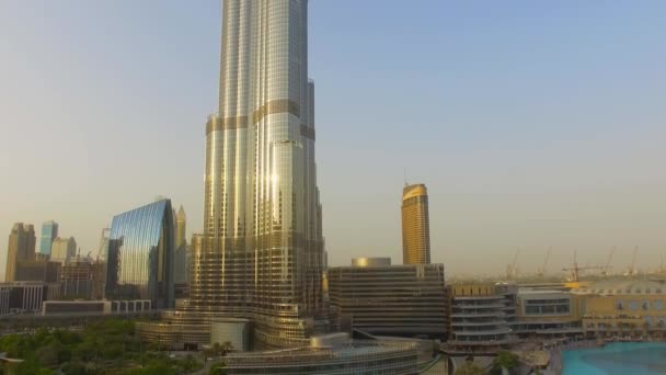 Luchtfoto Burj Khalifa Hoogste Wolkenkrabber Ter Wereld Camera Vliegt Vooruit — Stockvideo