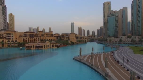 Antenn Flygande Ovanför Konstgjord Sjö Nära Dubai Mall Och Burj — Stockvideo