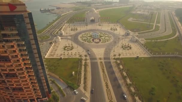 Воздушный Конец Корниш Роуд Государственный Герб Земле Абу Даби — стоковое видео