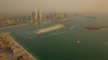 Hava. Dubai Yat Limanı. Gökdelenler arka plan üzerinde. Palm Jumeirah görünümden. 4k