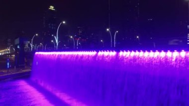 Hava. Işıklı şelale Şeyh Zayed köprüsünde. Dubai su kanalı. 4k