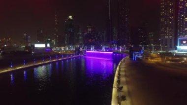 Hava. Işıklı şelale Şeyh Zayed köprüsünde. Dubai su kanalı. 4k