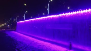 Hava. Işıklı şelale Şeyh Zayed köprüsünde. Dubai su kanalı. 4k