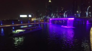 Hava. Işıklı şelale Şeyh Zayed köprüsünde. Dubai su kanalı. 4k