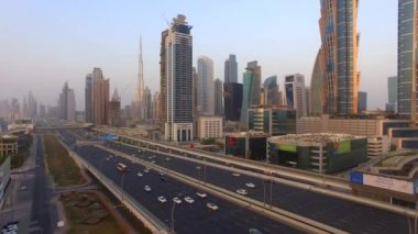 Hava. Dubai su kanalı yakınındaki meşgul Şeyh Zayed yolu. 4k.