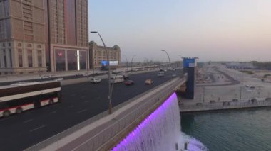 Hava. Işıklı şelale Şeyh Zayed köprüsünde. Dubai su kanalı. 4k