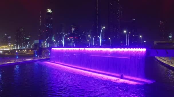 Aéreo Cachoeira Iluminada Ponte Sheikh Zayed Canal Água Dubai — Vídeo de Stock