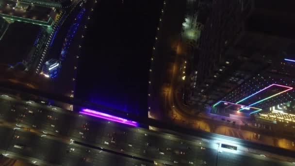 Aérea Cascada Iluminada Puente Sheikh Zayed Canal Agua Dubai — Vídeo de stock