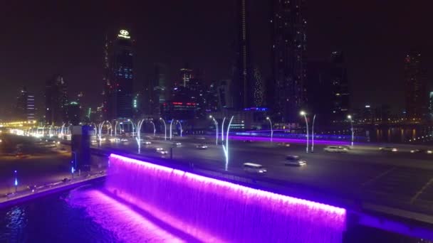 Antenne Beleuchteter Wasserfall Der Scheich Zayed Brücke Dubai Wasserkanal — Stockvideo