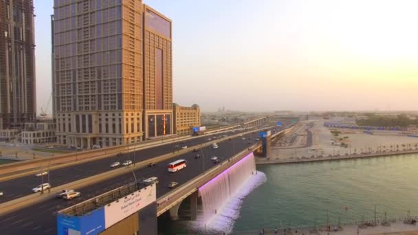 Antenn. Belyst vattenfall vid Sheikh Zayed bron. Dubai vattenkanalen. 4k — Stockvideo