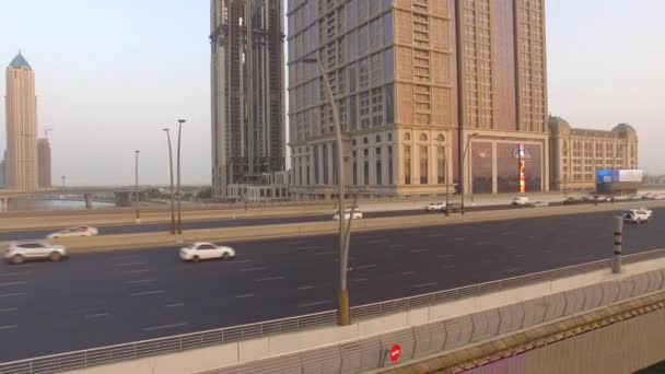 Aereo. Cascata illuminata al ponte Sheikh Zayed. Dubai Water Canal. 4K — Video Stock