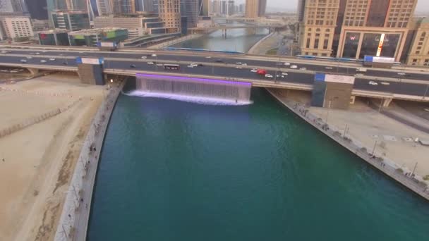 Luchtfoto. Verlichte waterval aan de Sheikh Zayed-brug. Dubai Water aquaduct. 4k — Stockvideo