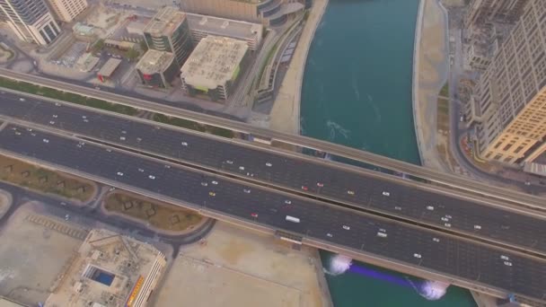 Luchtfoto. Verlichte waterval aan de Sheikh Zayed-brug. Dubai Water aquaduct. 4k — Stockvideo