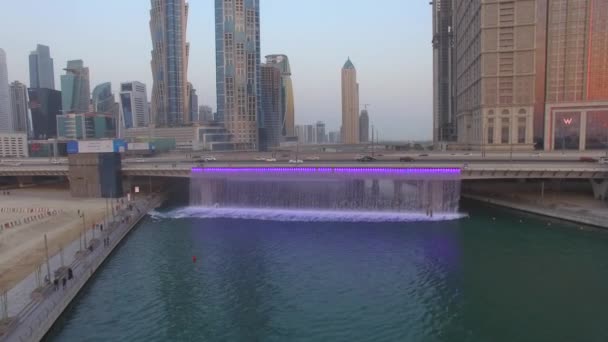 Antenn. Belyst vattenfall vid Sheikh Zayed bron. Dubai vattenkanalen. 4k — Stockvideo