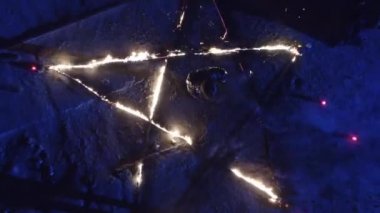 Pentagram yanıyor. Gece karanlık ritüel. Şeytani dua şeytan için gerçekleştirme. 4k