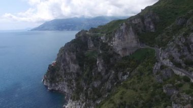 Havadan görünümü. Araba sürüş dağ yolda. İtalya. Doğal yol ve güzel çevreleyen doğanın havadan görüntüleri. 4k
