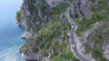 Havadan görünümü. Araba sürüş dağ yolda. İtalya. Doğal yol ve güzel çevreleyen doğanın havadan görüntüleri. 4k