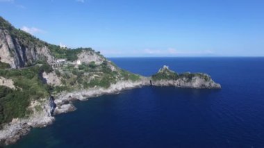 Havadan görünümü. Marina di Minturno şehrin pitoresk rock. İtalya. 4k