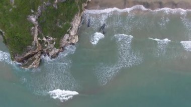 Hava yukarıdan aşağı görünüme. Beach Marina di Minturno kasaba. İtalya. 4k