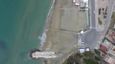 Havadan görünümü. Beach Marina di Minturno şehir, bölge Lazio. İtalya. 4k