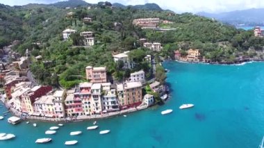 Hava. Portofino Limanı manzarası. Ünlü İtalyan şehir. Güzel ve ünlü Akdeniz kasabada İtalyan Rivierası. 4k