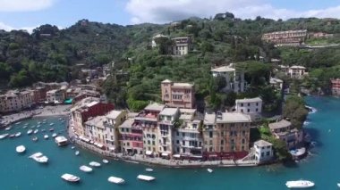 Hava. Portofino Limanı manzarası. Ünlü İtalyan şehir. Güzel ve ünlü Akdeniz kasabada İtalyan Rivierası. 4k