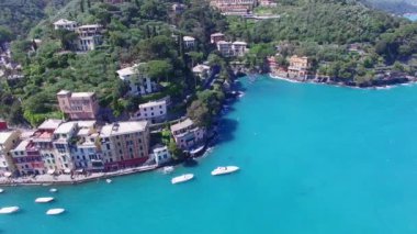 Hava. Portofino Limanı manzarası. Ünlü İtalyan şehir. Güzel ve ünlü Akdeniz kasabada İtalyan Rivierası. 4k