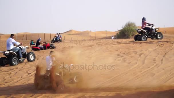 Cavaleiros Moto Quádruplo Uma Duna Areia Conduzir Entretenimento Para Turistas — Vídeo de Stock