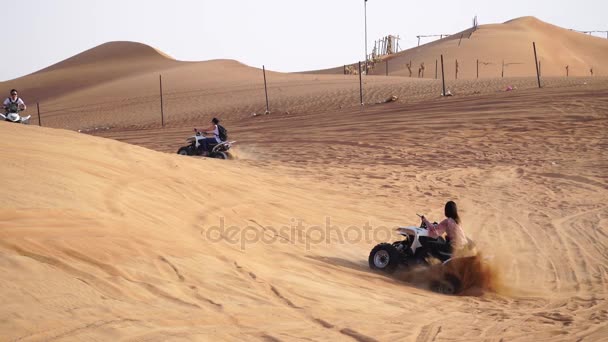 Fyrhjuling Ryttare Sanddyn Körning Underhållning För Turister Förenade Arabemiraten Augusti — Stockvideo